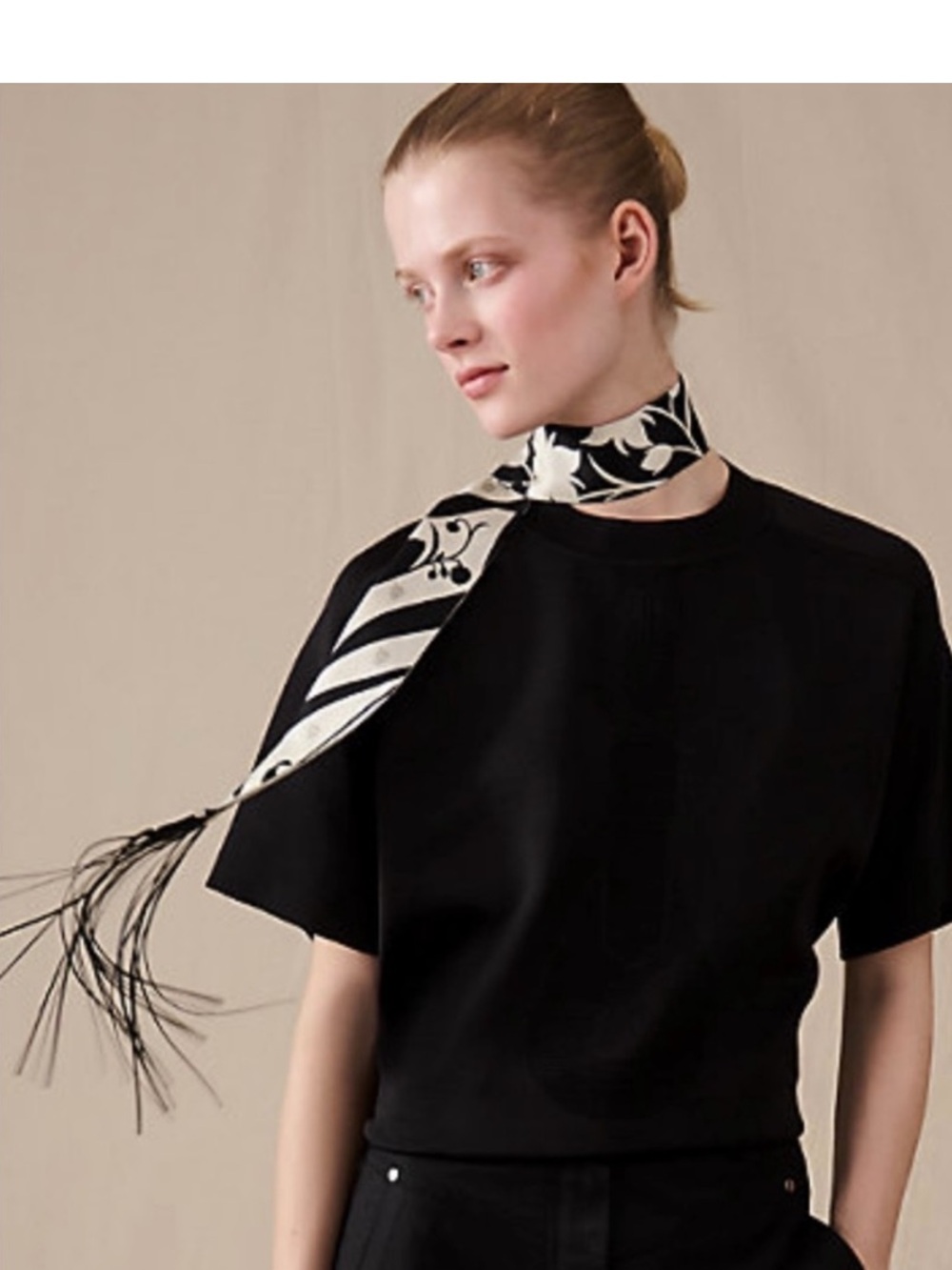 ✨✨Hermes. Twilly Fringe Scarf Black floral Multi✨✨
